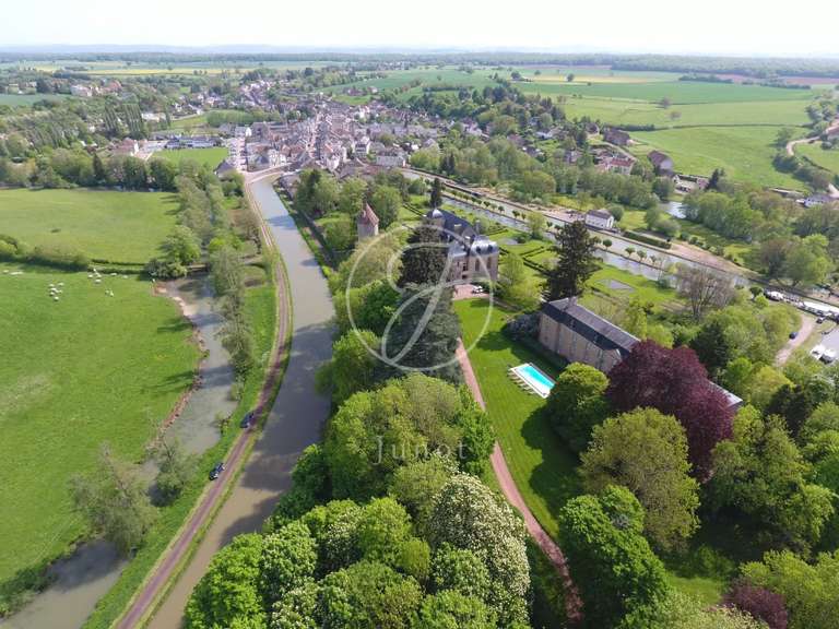 Castle Châtillon-en-Bazois - 22 bedrooms - 2163m²