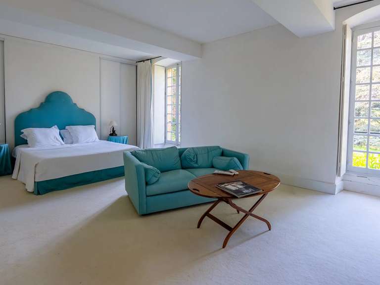 Castle Châtillon-en-Bazois - 22 bedrooms - 2163m²