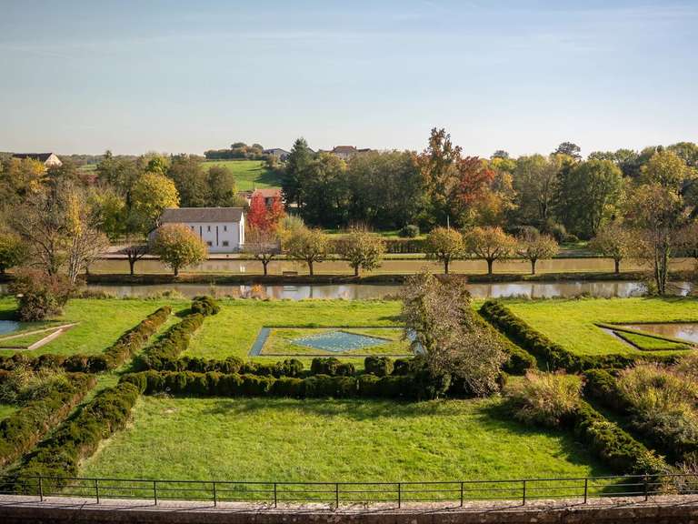 Castle Châtillon-en-Bazois - 22 bedrooms - 2163m²