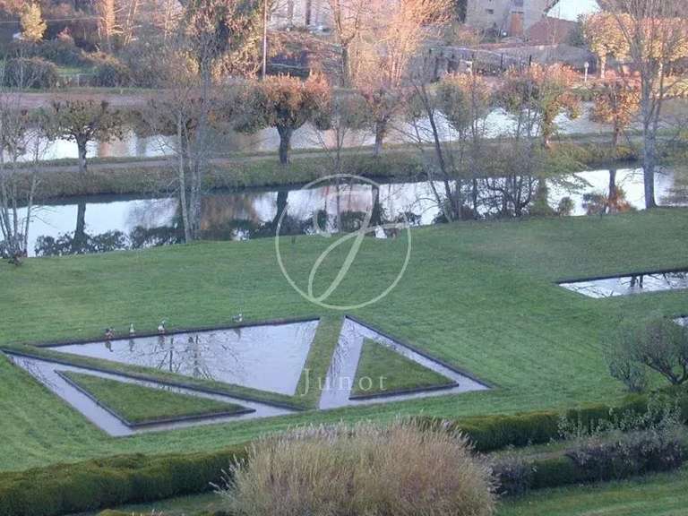 Castle Châtillon-en-Bazois - 22 bedrooms - 2163m²