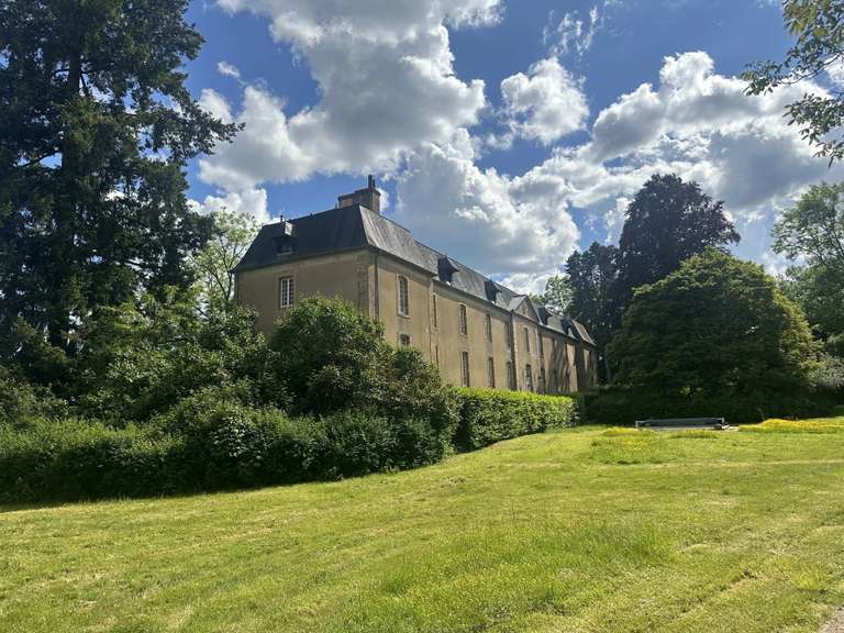 Castle Châtillon-en-Bazois - 22 bedrooms - 2163m²