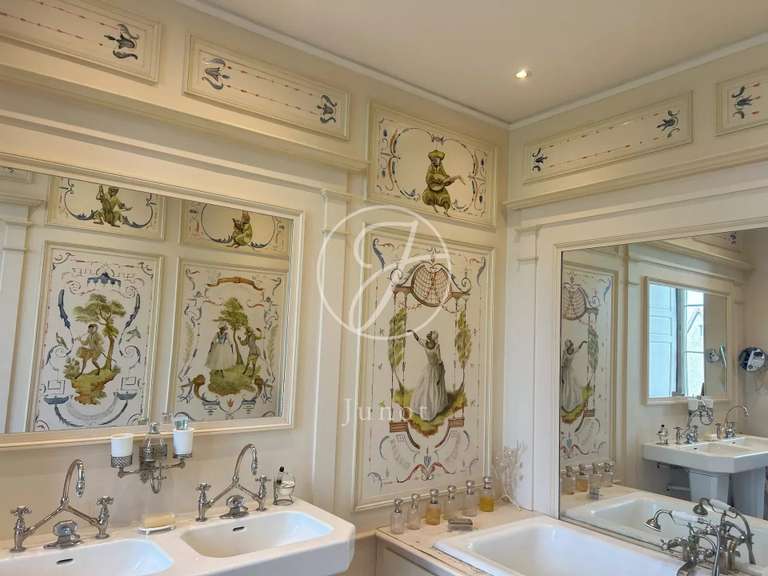 Castle Châtillon-en-Bazois - 22 bedrooms - 2163m²