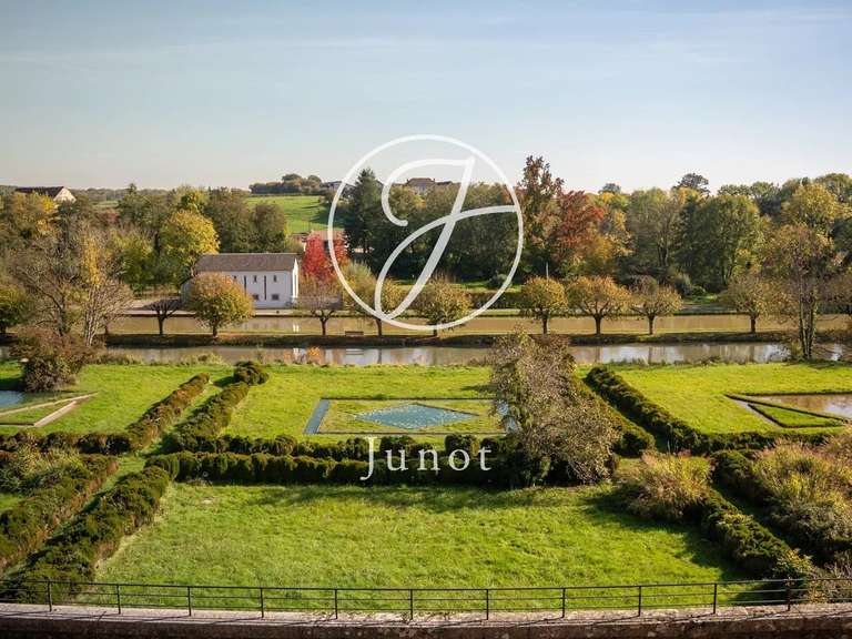 Château Châtillon-en-Bazois - 22 chambres - 2163m²