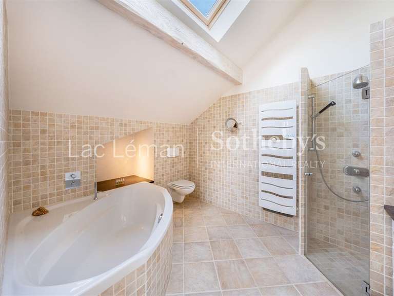 Maison Chens-sur-Léman - 3 chambres - 380m²