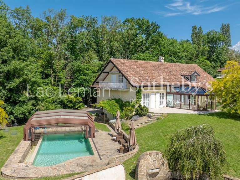 Maison Chens-sur-Léman - 3 chambres - 380m²