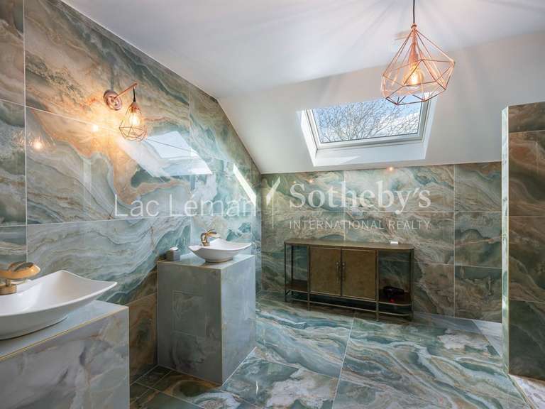 Maison Chens-sur-Léman - 3 chambres - 440m²