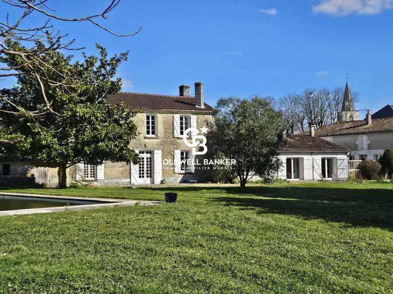 Maison Cherves-Richemont - 6 chambres - 270m²