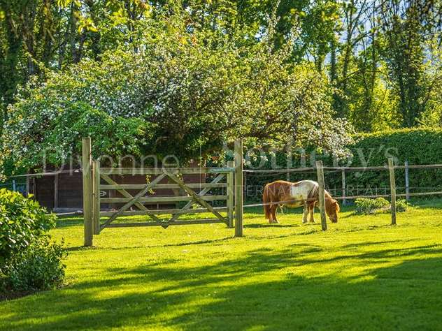 Maison Chevry - 5 chambres - 415m²