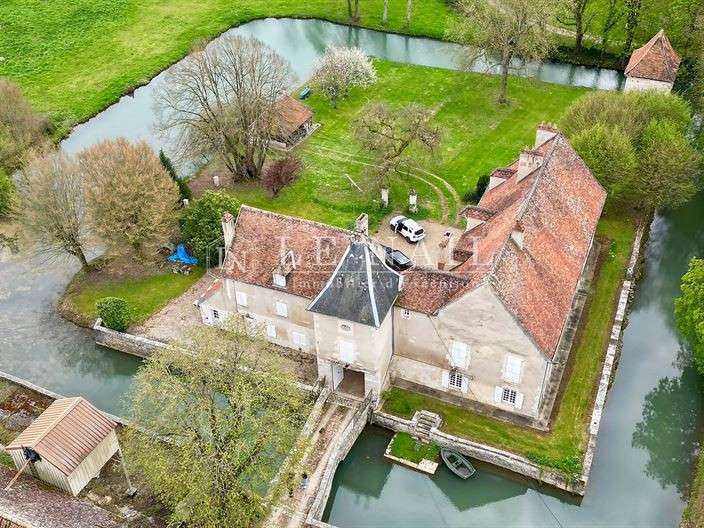 Castle Clamecy - 8 bedrooms - 470m²