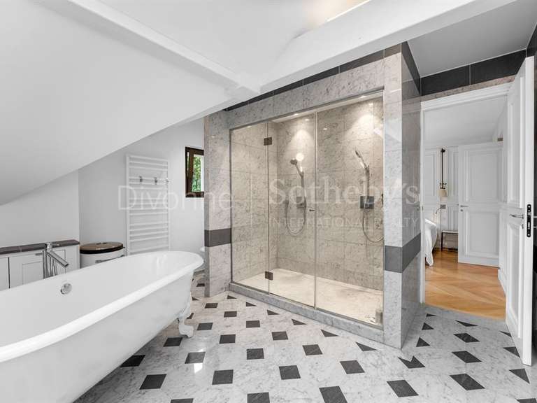 Maison Collonges-sous-Salève - 8 chambres - 684m²