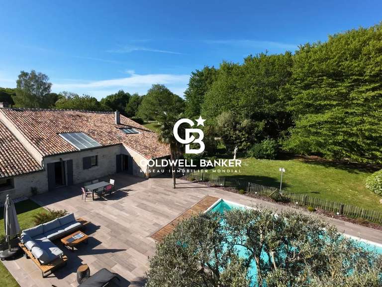 Propriété Corme-Royal - 4 chambres - 394m²