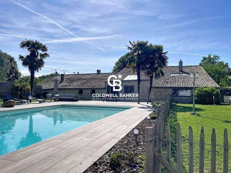 Propriété Corme-Royal - 4 chambres - 394m²