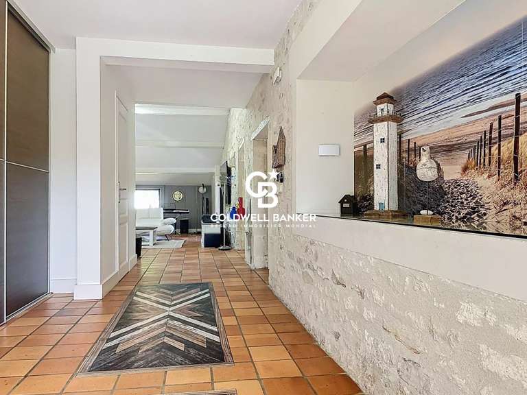 Propriété Corme-Royal - 4 chambres - 394m²