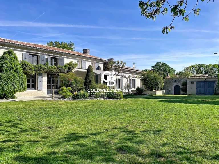 Propriété Corme-Royal - 4 chambres - 394m²