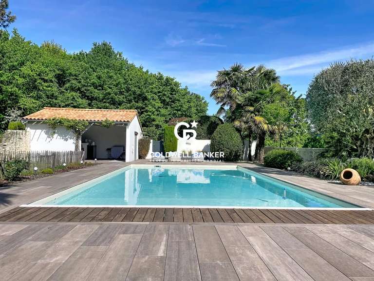 Propriété Corme-Royal - 4 chambres - 394m²