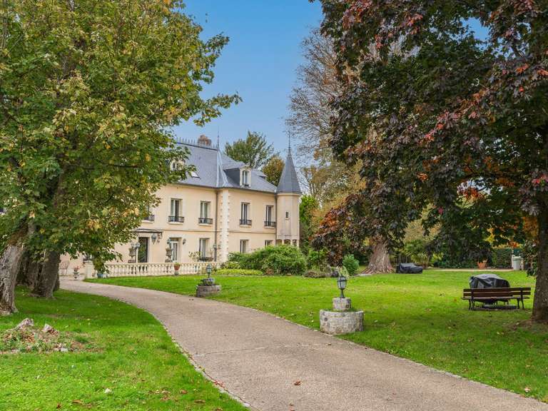 Propriété Coubert - 15 chambres - 654m²