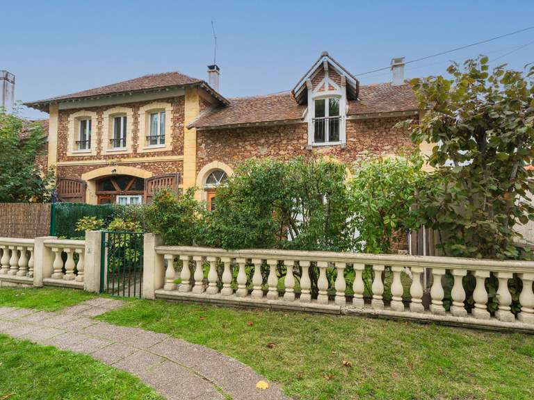 Propriété Coubert - 15 chambres - 654m²