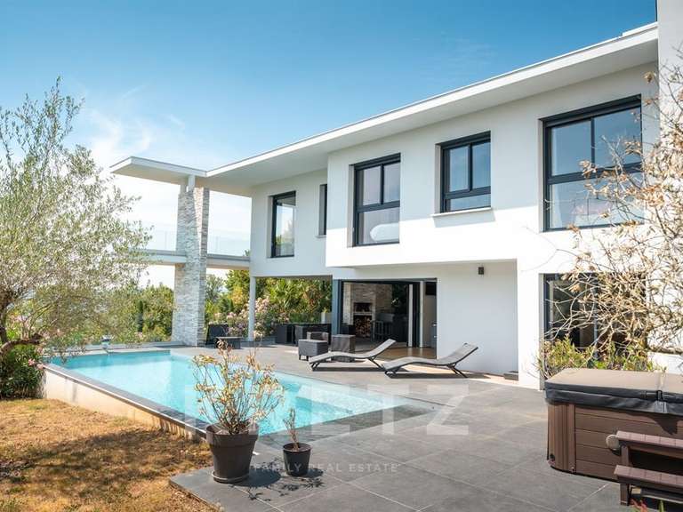 Maison Coublevie - 5 chambres - 240m²