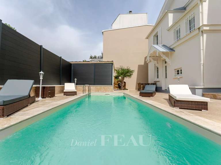 Maison Courbevoie - 6 chambres - 279m²