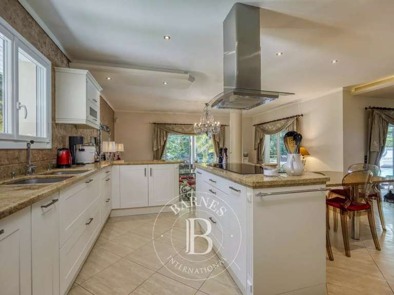 House Cranves-Sales - 5 bedrooms - 274m²