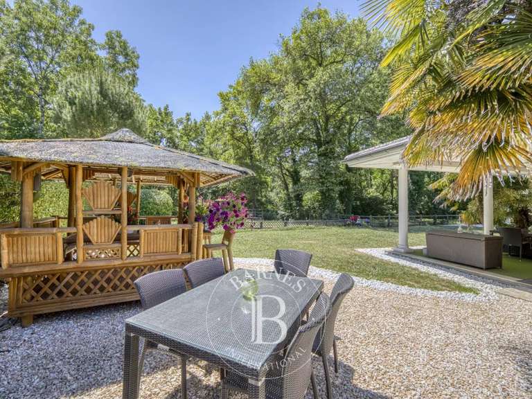 House Cranves-Sales - 5 bedrooms - 274m²