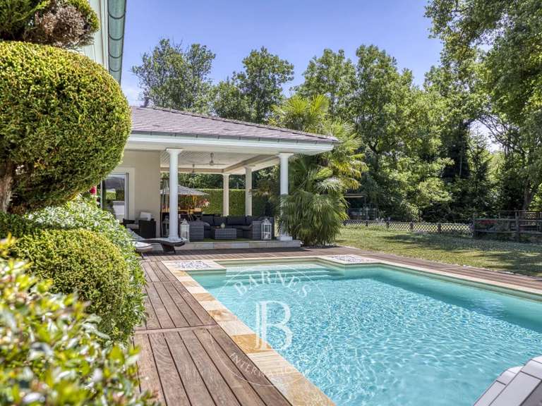 House Cranves-Sales - 5 bedrooms - 274m²