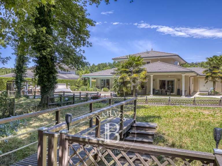 House Cranves-Sales - 5 bedrooms - 274m²