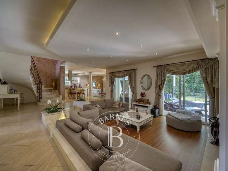 House Cranves-Sales - 5 bedrooms - 274m²