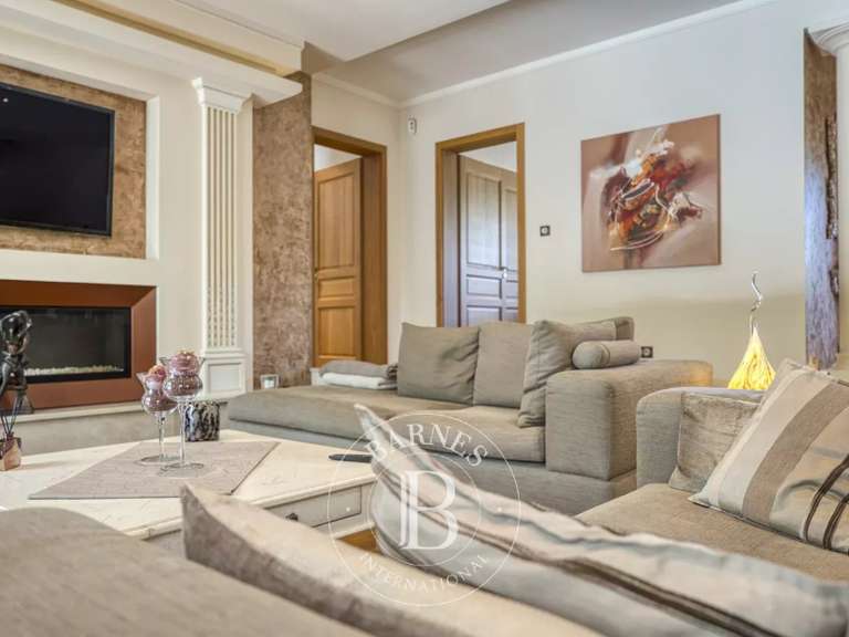 House Cranves-Sales - 5 bedrooms - 274m²