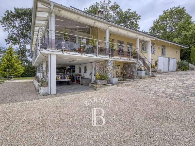 House Cranves-Sales - 4 bedrooms - 451m²