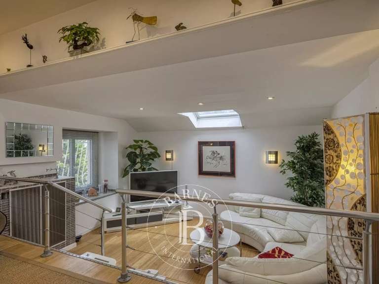 House Cranves-Sales - 4 bedrooms - 451m²
