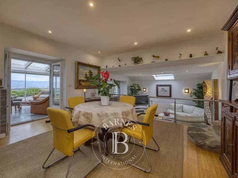 House Cranves-Sales - 4 bedrooms - 451m²