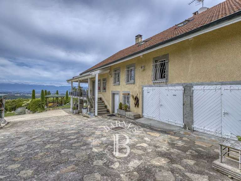 House Cranves-Sales - 4 bedrooms - 451m²
