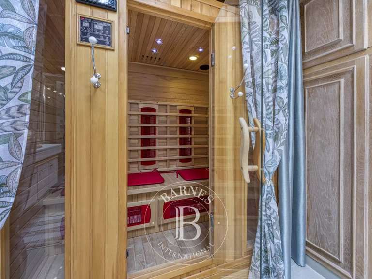 Maison Cranves-Sales - 4 chambres - 451m²