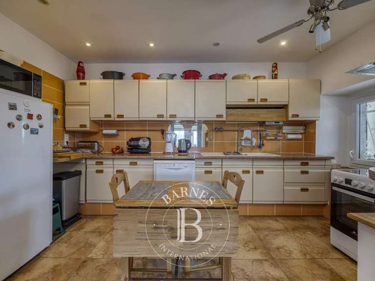 House Cranves-Sales - 4 bedrooms - 451m²