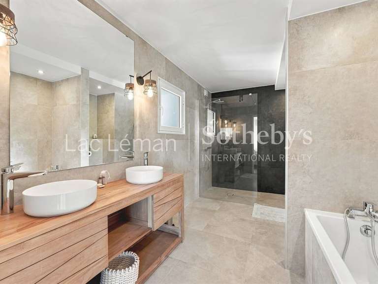 Maison Cranves-Sales - 4 chambres - 276m²