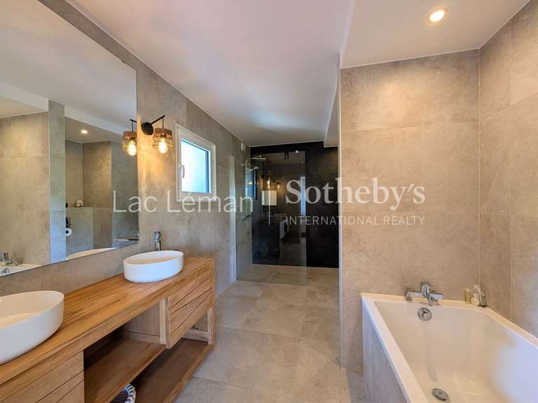 Maison Cranves-Sales - 4 chambres - 276m²