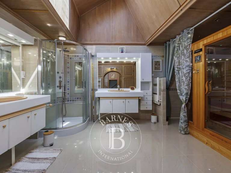 Maison Cranves-Sales - 4 chambres - 451m²