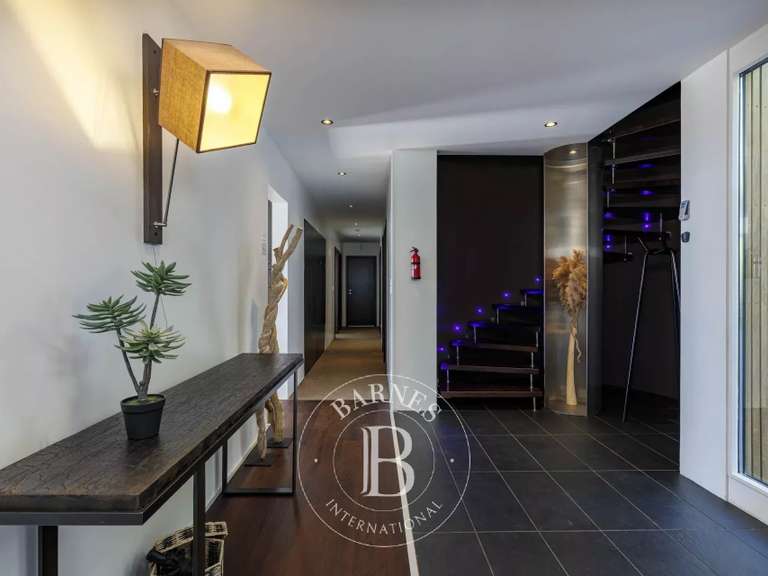 Villa Cranves-Sales - 10 chambres - 300m²