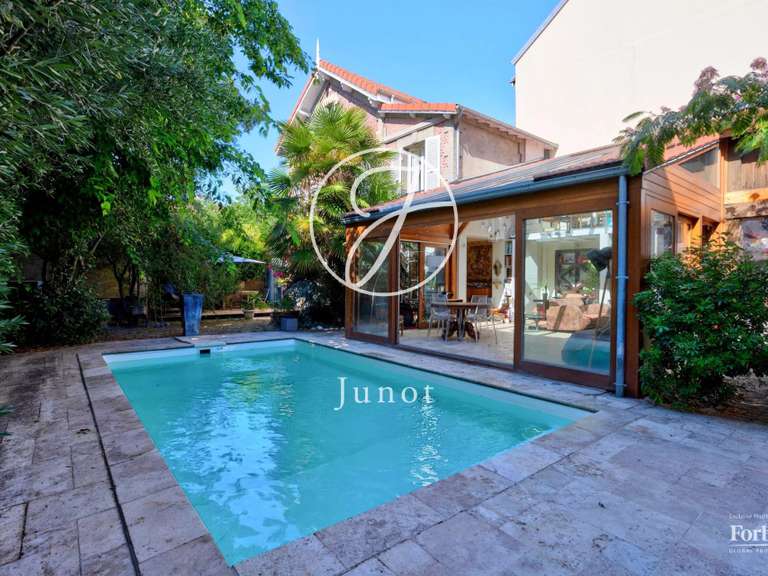 Maison Croissy-sur-Seine - 2 chambres - 209m²