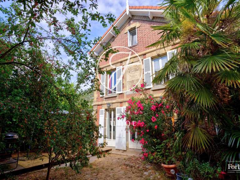 Maison Croissy-sur-Seine - 2 chambres - 209m²