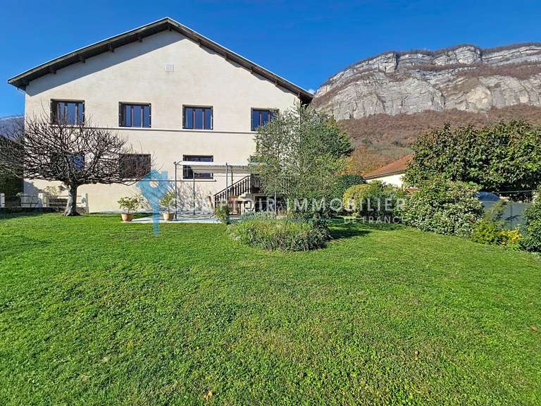 Maison Crolles - 8 chambres - 280m²