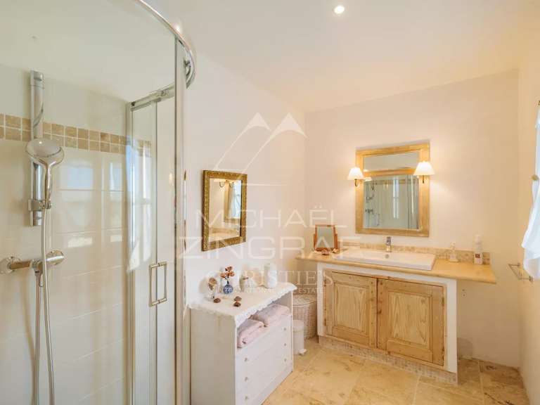 Maison Cucuron - 5 chambres - 330m²