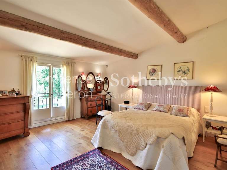 Maison Cucuron - 5 chambres - 331m²