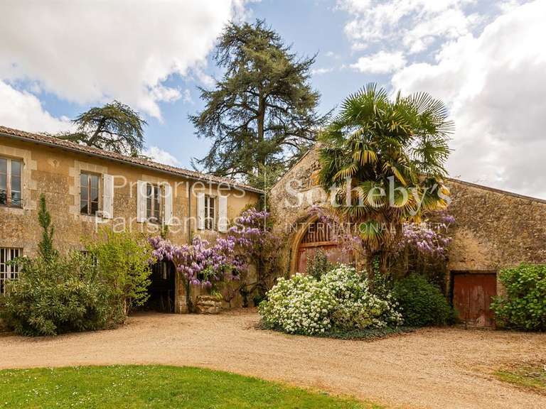 Château Curzay-sur-Vonne - 2900m²