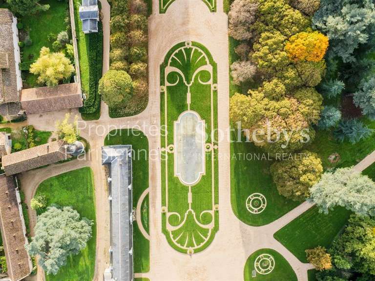 Château Curzay-sur-Vonne - 2900m²