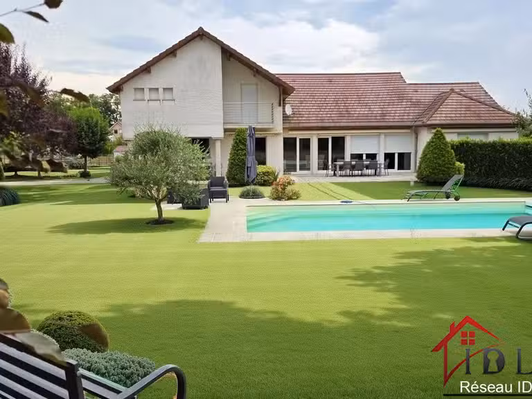 Villa Cussey-sur-l'Ognon - 5 chambres - 274m²