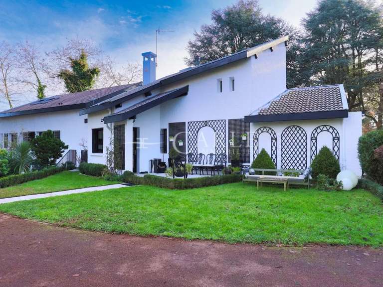 Propriété Décines-Charpieu - 5 chambres - 458m²