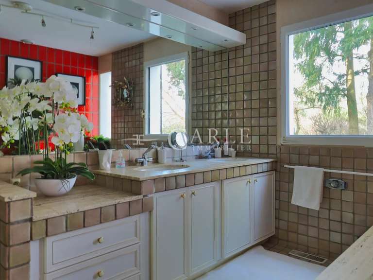 Propriété Décines-Charpieu - 5 chambres - 458m²