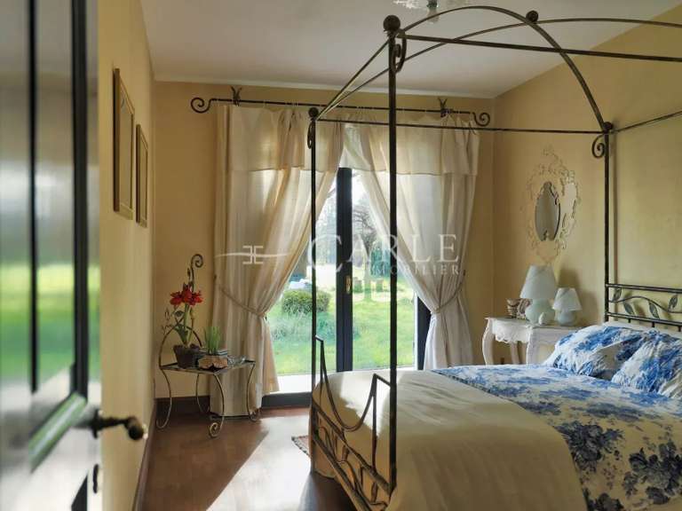 Propriété Décines-Charpieu - 5 chambres - 458m²